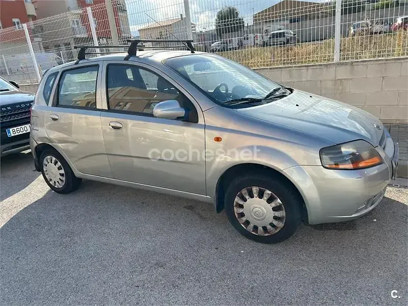 Usado Chevrolet Kalos SX 94 CV (69 kW) 2004 Gris / plata Berlina