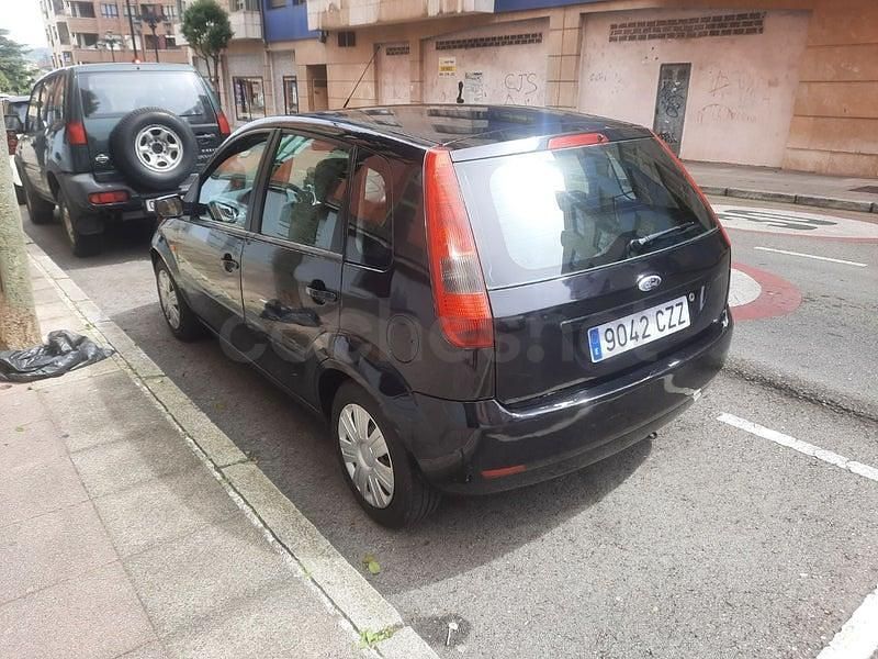 Usado Ford Fiesta Trend 68 CV (50 kW) 2004 Negro Utilitario