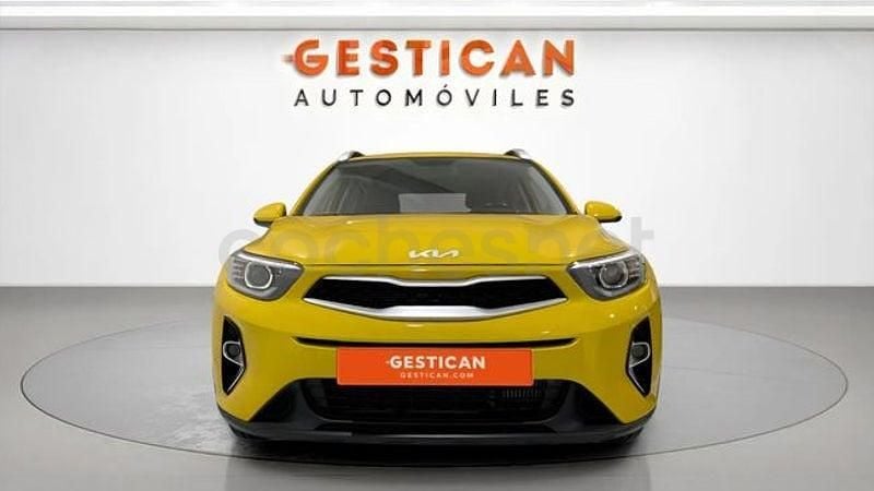 Usado Kia Stonic 100 CV (73 kW) 2022 Amarillo SUV