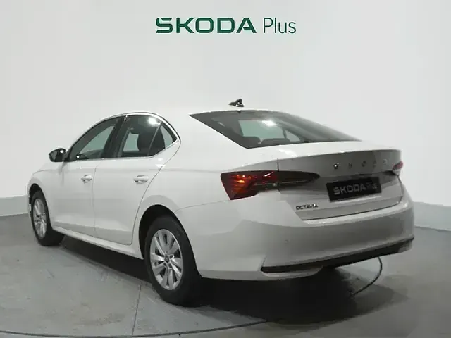 Nuevo Skoda Octavia Selection 116 CV (85 kW) 2026 Blanco Berlina