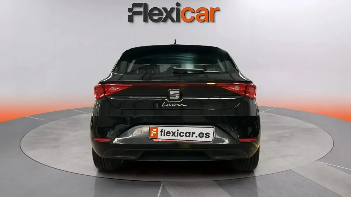 Usado Seat Leon Style 150 HP (110 kW) 2024 Preto Sedan