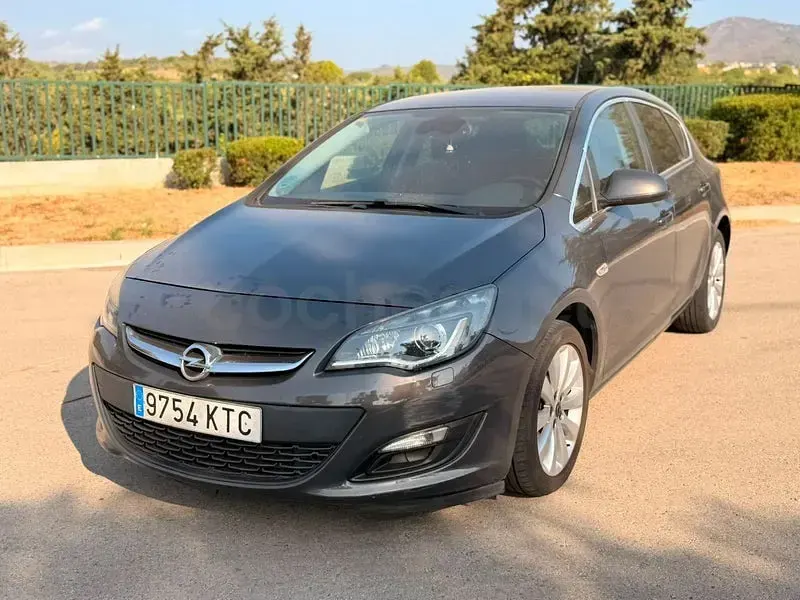 Usado Opel Astra Selective 140 CV (102 kW) 2012 Gris / plata Berlina