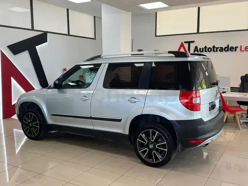 Usado Skoda Yeti Active 105 CV (77 kW) 2014 Gris / plata SUV