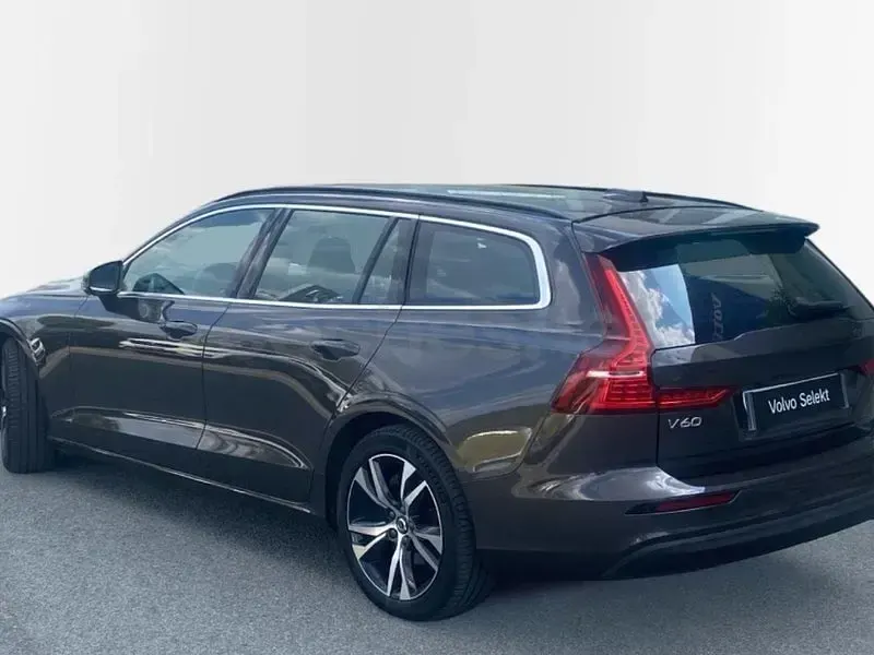 Usado Volvo V60 Core 197 CV (144 kW) 2025 Gris / plata Familiar