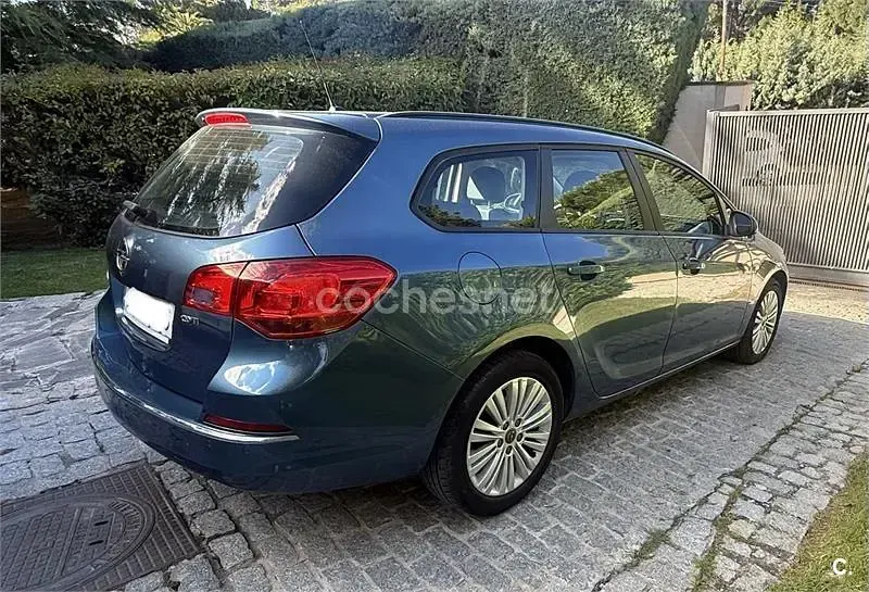 Usado Opel Astra Selective 136 CV (100 kW) 2015 Azul Familiar