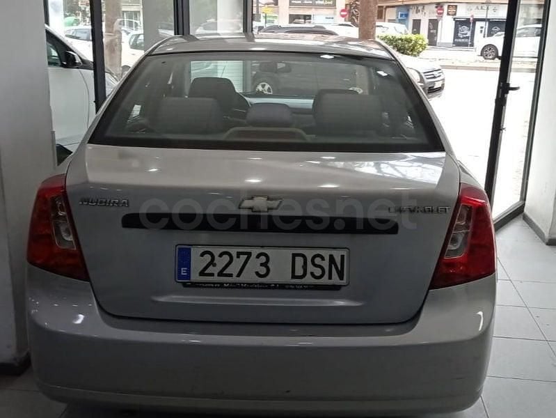 Usado Chevrolet Nubira SE 109 CV (80 kW) 2005 Gris / plata Berlina