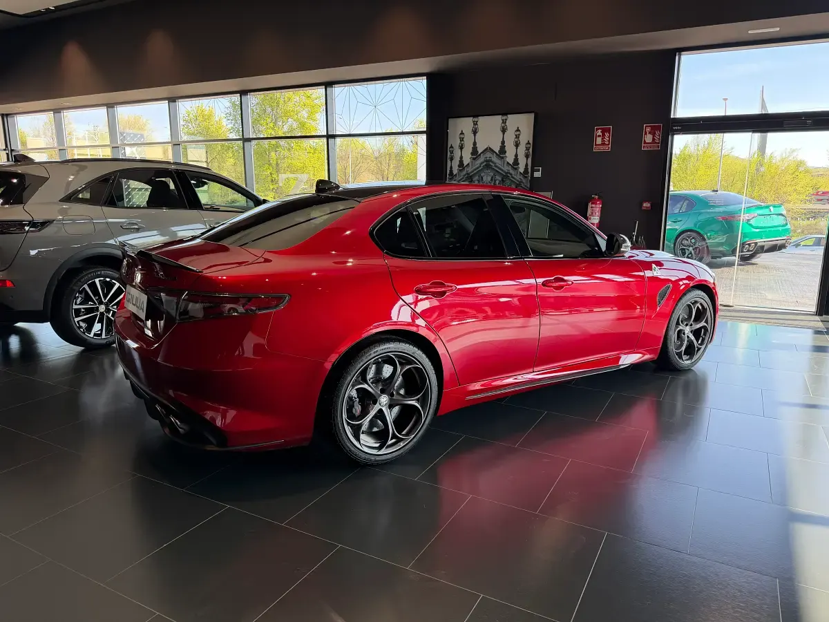 Nuevo Alfa Romeo Giulia Quadrifoglio 520 CV (382 kW) 2025 Verde Berlina
