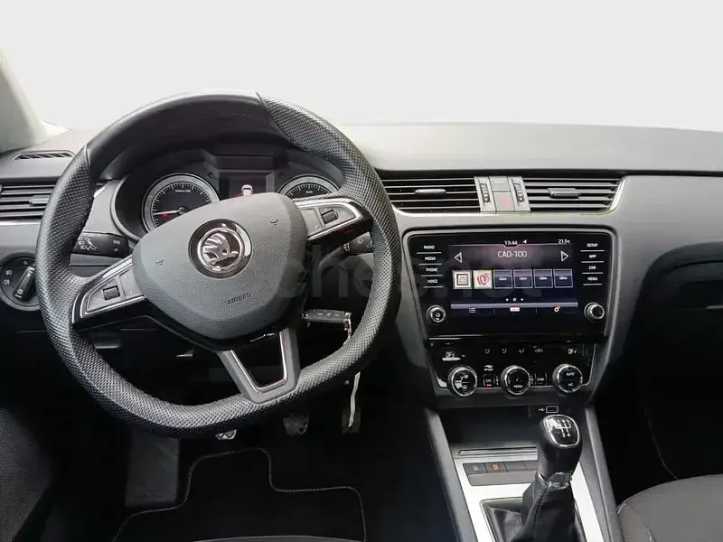 Usado Skoda Octavia Ambition 115 CV (84 kW) 2018 Gris / plata Berlina
