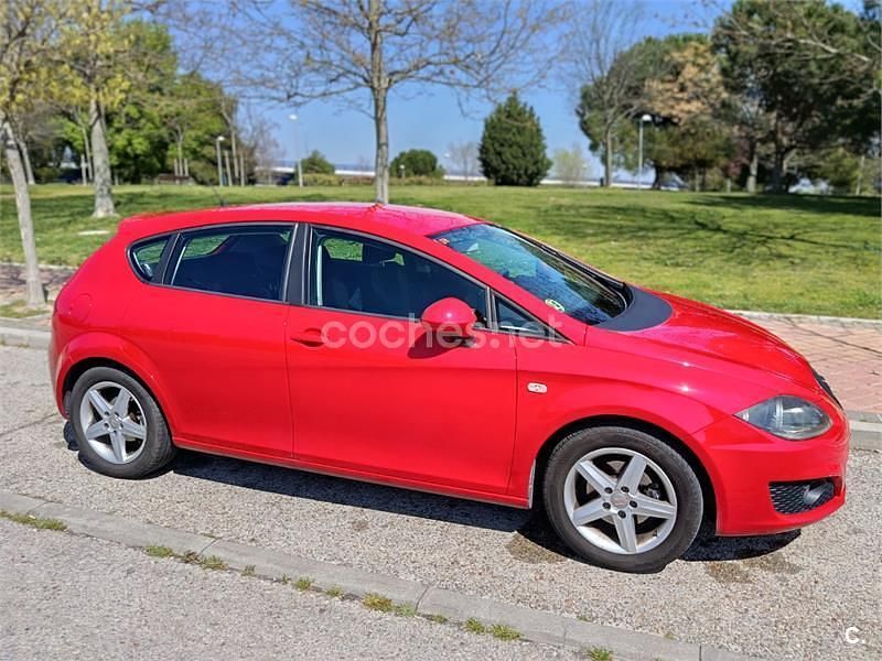 Usado Seat Leon Reference 90 CV (66 kW) 2010 Rojo Utilitario