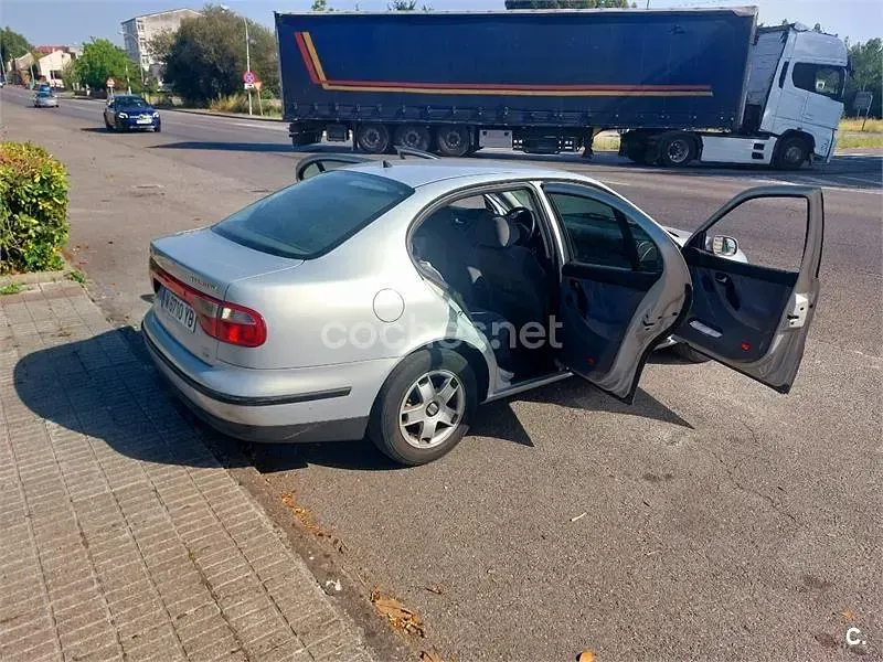 Usado Seat Toledo Sport 110 CV (80 kW) 1999 Gris / plata Berlina