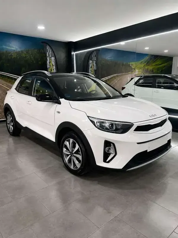 Usado Kia Stonic 101 CV (74 kW) 2023 Blanco SUV
