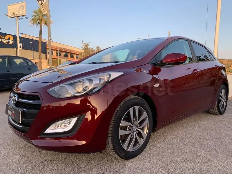 Usado Hyundai i30 100 CV (73 kW) 2017 Granate Berlina