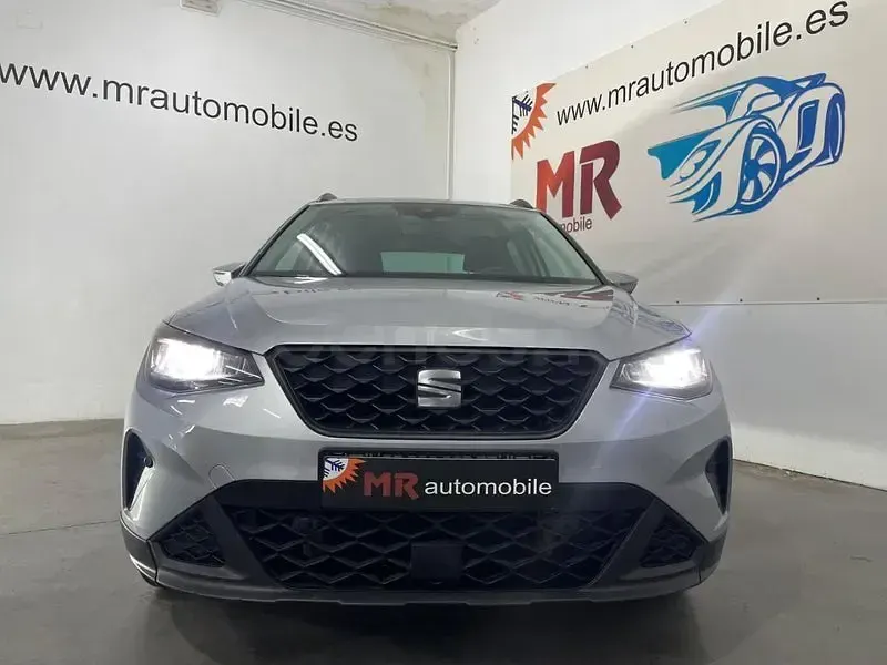 Usado Seat Arona Reference 95 CV (69 kW) 2023 Gris / plata SUV