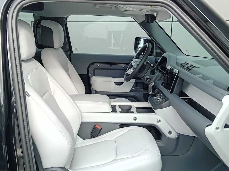 Usado Land Rover Defender SE Dynamic 249 CV (183 kW) 2025 Negro SUV