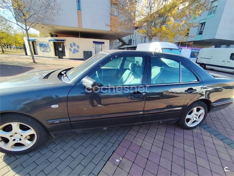 Gris / plata Usado 1996 Mercedes E230 Elegance Berlina | 2800 € - Imagen 1/4