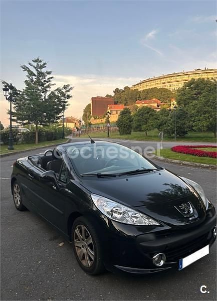 Negro Usado 2008 Peugeot 207 CC Descapotable | 3300 € (Precio justo) - Imagen 1/4