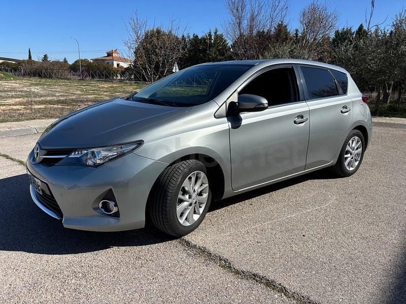 Usado Toyota Auris Active 90 CV (66 kW) 2013 Gris / plata Berlina