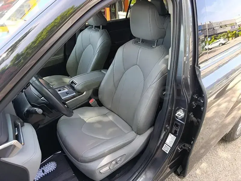 Usado Toyota Highlander Advance 246 CV (180 kW) 2022 Gris / plata SUV