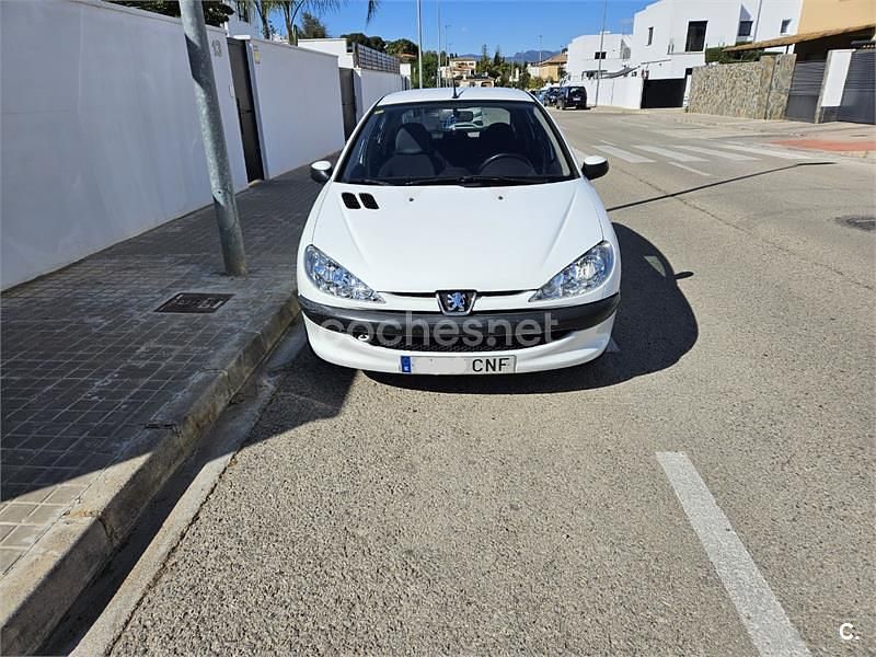 Usado Peugeot 206 70 CV (51 kW) 2003 Blanco Berlina