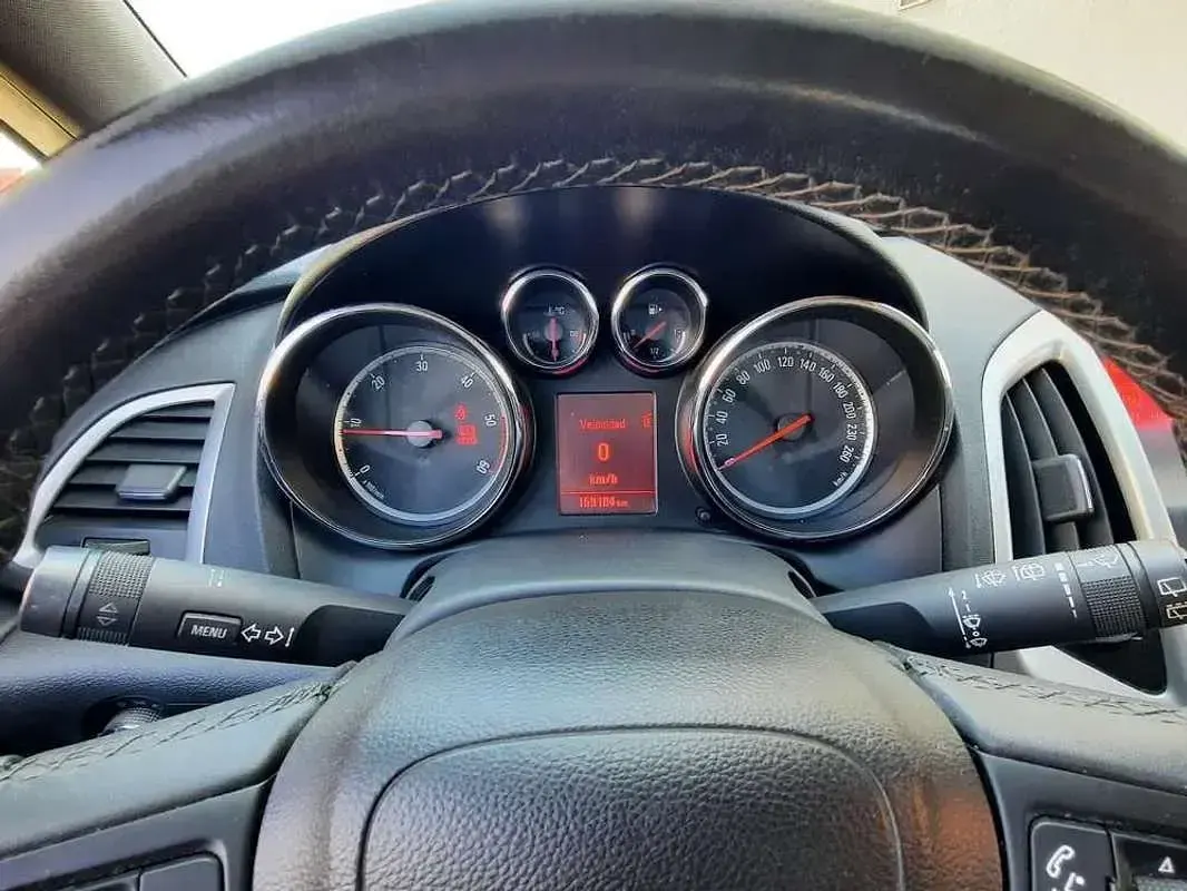 Usado Opel Astra Excellence 110 CV (80 kW) 2012 Rojo Utilitario