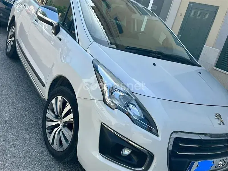 Usado Peugeot 3008 Style 120 CV (88 kW) 2015 Blanco Familiar