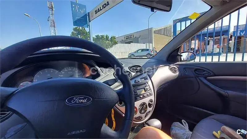 Usado Ford Focus Trend 100 CV (73 kW) 2004 Amarillo Berlina
