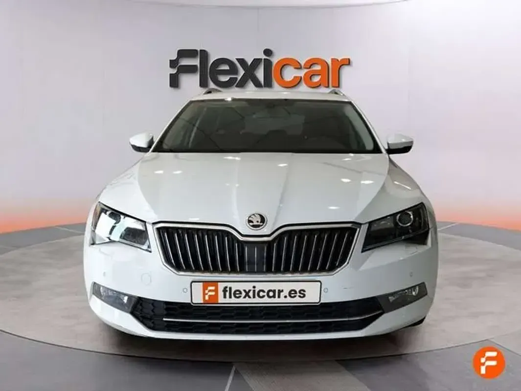 Usado Skoda Superb Style 150 CV (110 kW) 2016 Blanco Familiar