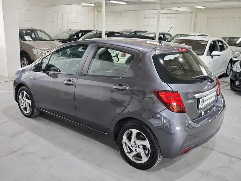 Usado Toyota Yaris Hybrid Active 100 CV (73 kW) 2014 Gris / plata Berlina