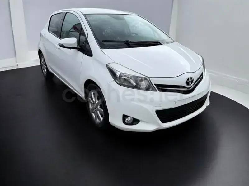 Käytetty Toyota Yaris Active 90 HP (66 kW) 2015 Valkoinen Viistoperä