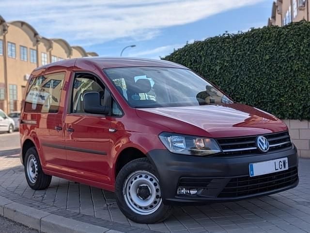 Usado VW Caddy 102 CV (75 kW) 2020 Rojo Monovolumen