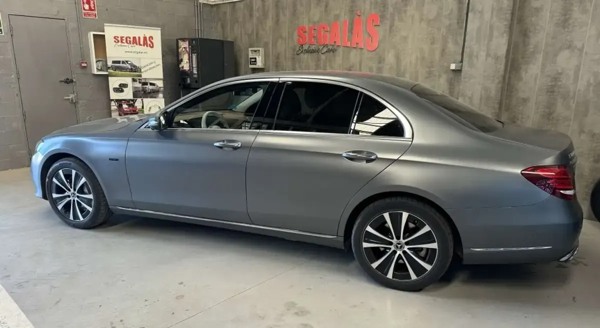 Usado Mercedes E300 306 CV (225 kW) 2021 Gris Berlina