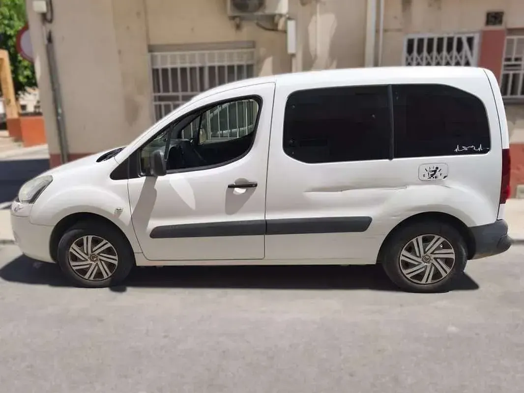 Usado Citroën Berlingo Attraction 75 CV (55 kW) 2013 Blanco Monovolumen