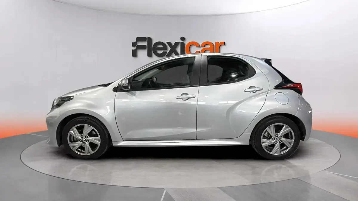 Usado Toyota Yaris Hybrid Active 116 CV (85 kW) 2025 Gris Berlina