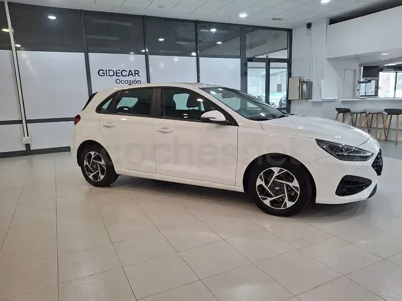 Usado Hyundai i30 100 CV (73 kW) 2024 Blanco Berlina