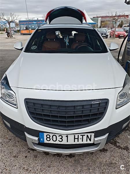 Usado Opel Insignia Country Tourer 195 CV (143 kW) 2013 Blanco Familiar