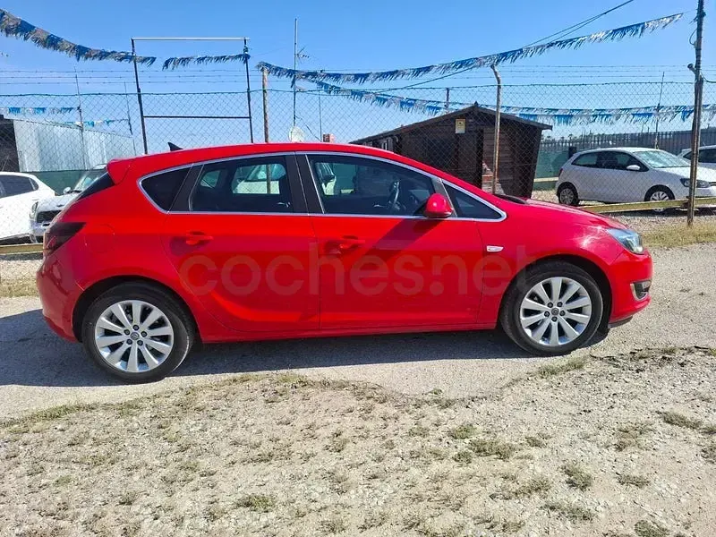 Usado Opel Astra Selective 125 CV (91 kW) 2015 Rojo Berlina