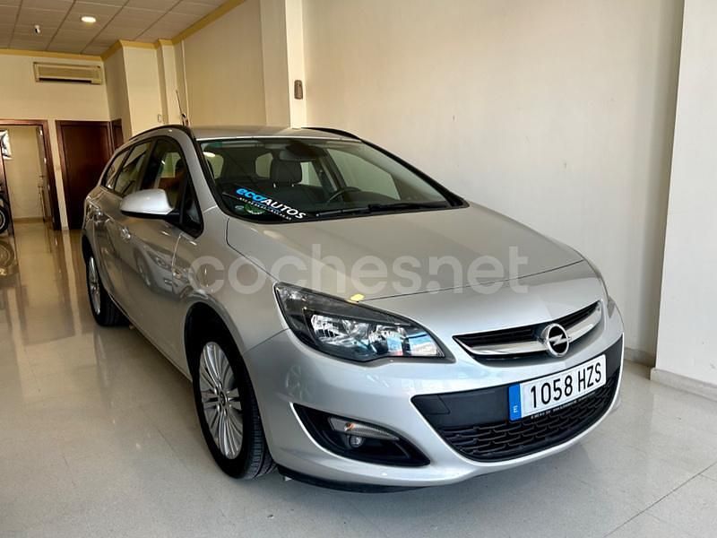 Usado Opel Astra Excellence 110 CV (80 kW) 2014 Gris / plata Familiar