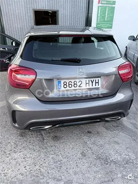 Usado Mercedes A180 Urban 109 CV (80 kW) 2014 Gris / plata Berlina
