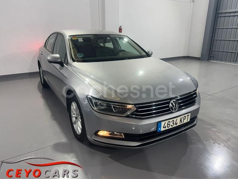 Gris / plata Usado 2018 VW Passat Edition Berlina | 14.780 € (Precio justo) - Imagen 1/4