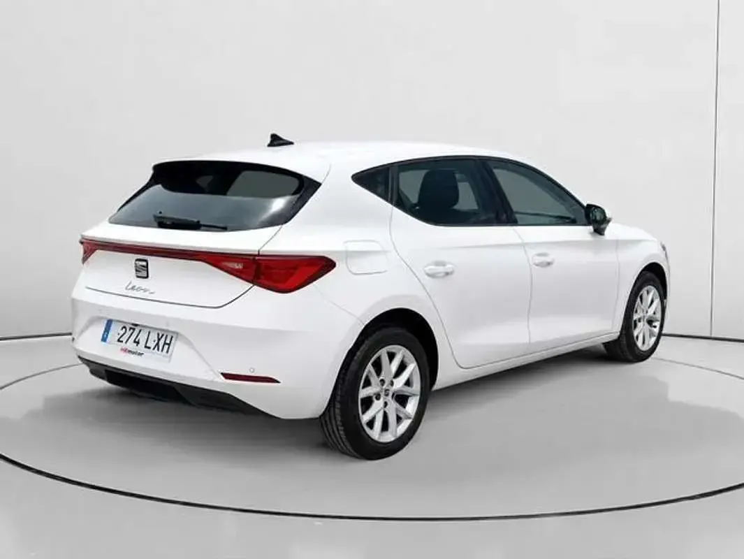Usado Seat Leon ST Style 131 CV (96 kW) 2022 Blanco Familiar
