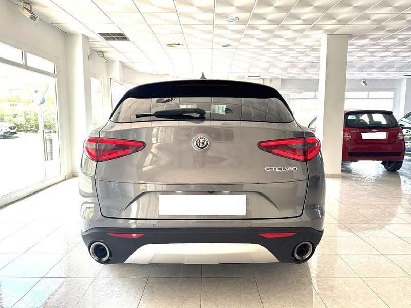Usado Alfa Romeo Stelvio Executive 190 CV (139 kW) 2020 Gris / plata SUV