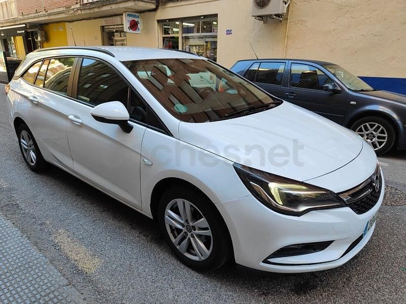 Usado Opel Astra Selective 110 CV (80 kW) 2019 Blanco Familiar