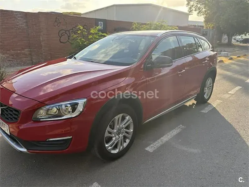 Usado Volvo V60 CC 150 CV (110 kW) 2017 Rojo Familiar