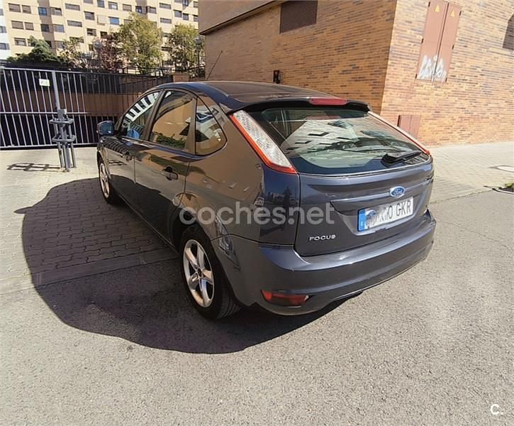 Usado Ford Focus Titanium 115 CV (84 kW) 2009 Gris / plata Berlina