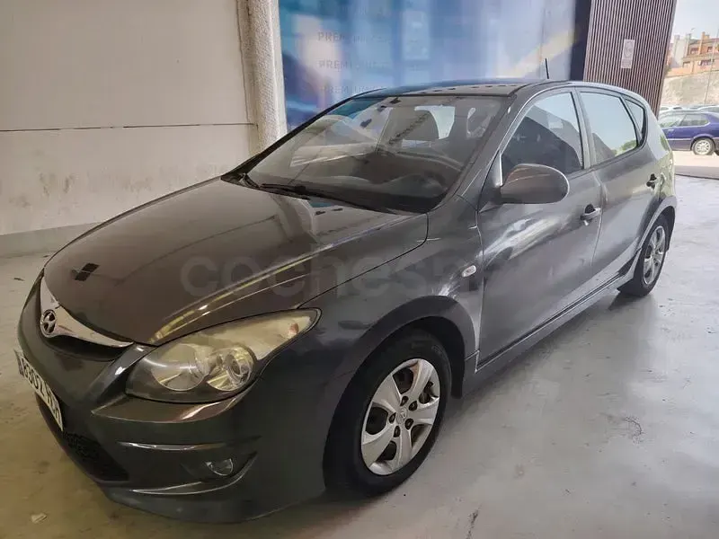 Usado Hyundai i30 Classic 90 HP (66 kW) 2011 Cinzento Sedan