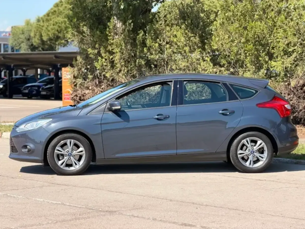 Usado Ford Focus Trend 115 CV (84 kW) 2015 Azul Familiar