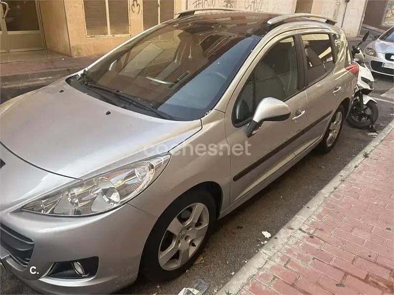 Usado Peugeot 207 Active 92 CV (67 kW) 2011 Gris / plata Familiar
