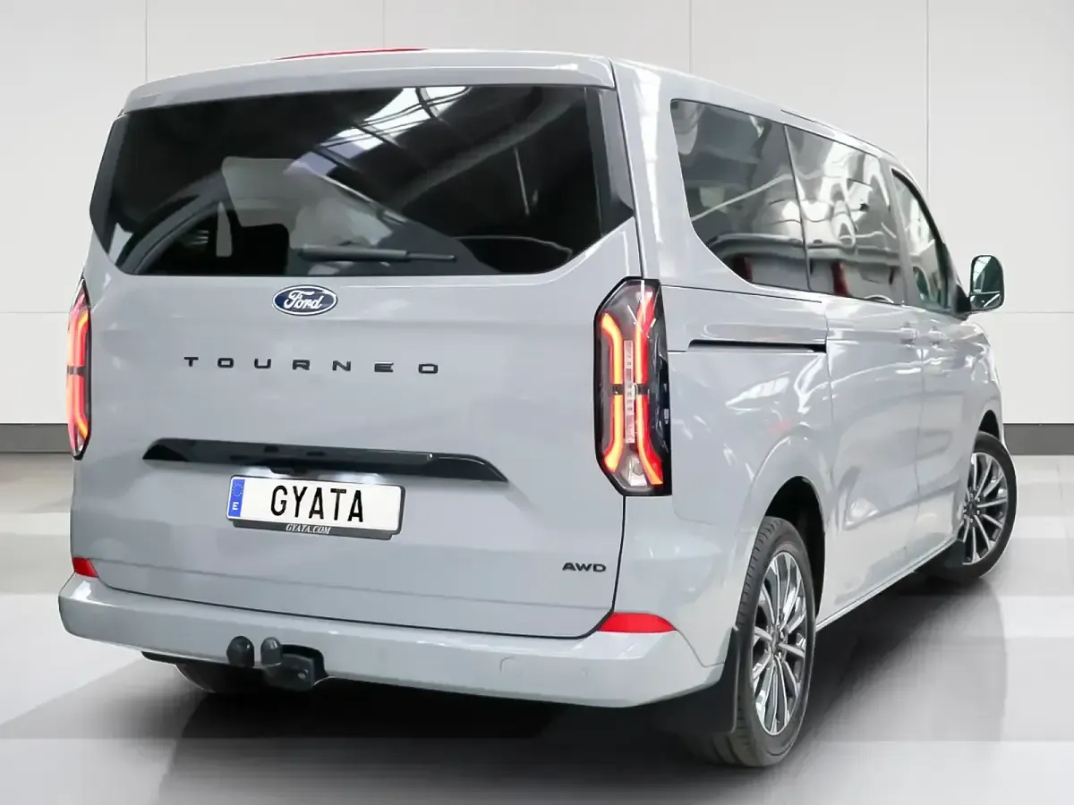 Usado Ford Tourneo Titanium X 170 CV (125 kW) 2025 Gris Monovolumen