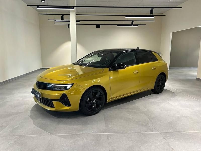 Usado Opel Astra S 130 CV (95 kW) 2023 Amarillo Berlina