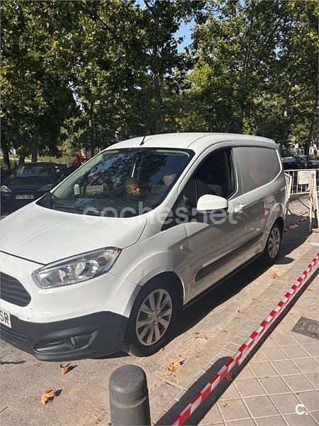 Usado Ford Tourneo Courier Trend 75 CV (55 kW) 2016 Blanco Monovolumen